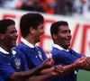 Bebeto, Romário e Mazinho celebram o gol contra a Holanda com a histórica comemoração do 'embala neném' na Copa de 1994