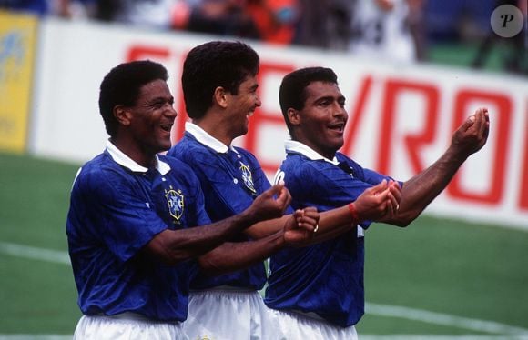 Bebeto, Romário e Mazinho celebram o gol contra a Holanda com a histórica comemoração do 'embala neném' na Copa de 1994