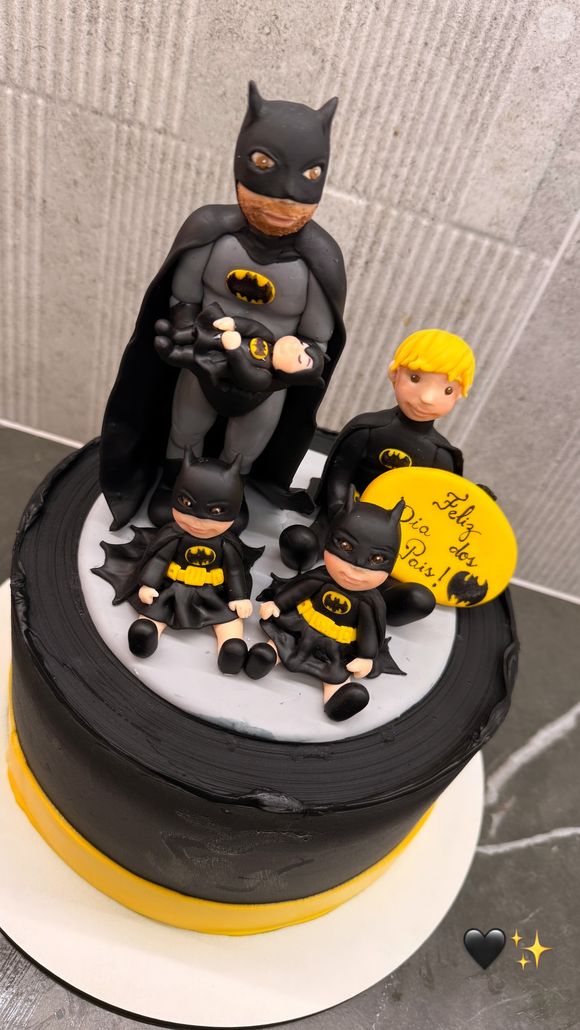 Neymar ganhou um bolo personalizado com Mavie e Helena juntas e com looks iguais