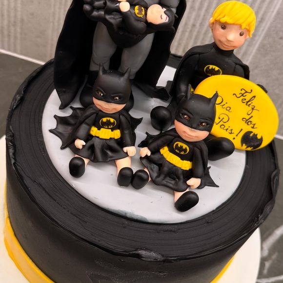 Neymar ganhou um bolo personalizado com Mavie e Helena juntas e com looks iguais