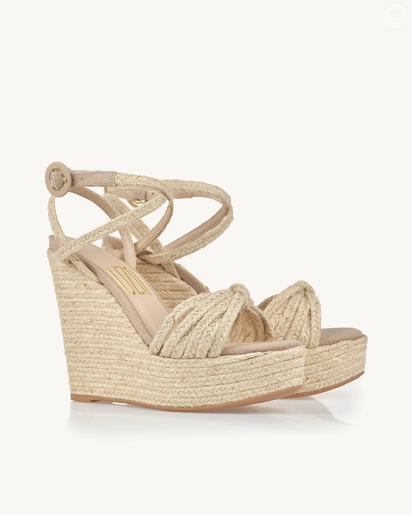 A Sandália Plataforma Alta em Juta Natural da UZN, por R$ 399,00, aposta no salto plataforma para combinar com jeans flare e criar a impressão de pernas mais longas