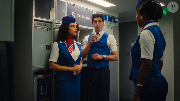 Bruna Linzmeyer interpreta Léa, comissária envolvida em um triângulo amoroso na série da HBO Max inspirada em fatos reais