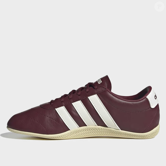 Entre jeans amplos, blusas polo e trench coats bege, o Adidas Grand Court LO surge como o tênis ideal para compor looks sofisticados e confortáveis, principalmente para mulheres que amam moda clássica
