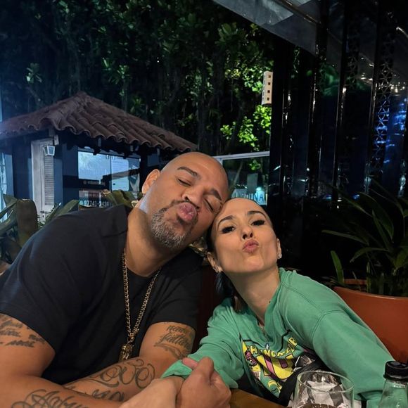 Tatá Werneck e Adriano Imperador posaram para foto compartilhada pela apresentadora após suposto 'climão' em gravação do 'Lady Night'