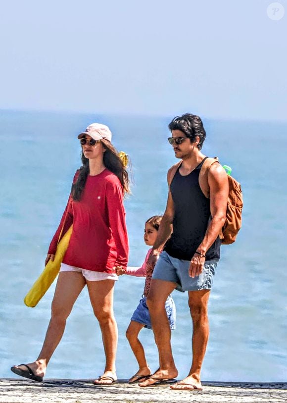 Nathalia Dill foi embora da praia de mãos dadas com a filha e o marido