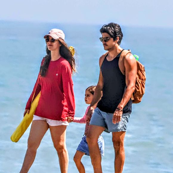 Nathalia Dill foi embora da praia de mãos dadas com a filha e o marido