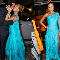 Vestido azul com capa até o chão, joias de R$ 450 mil e Rolls-Royce de R$ 11 milhões: Cela Lopes, influenciadora que 'brinca' de ser milionária, faz 25 anos no 6º melhor hotel do mundo