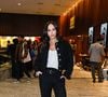 Amiga de longa data de Taís Araújo, Sabrina Sato marcou presença no teatro com uma produção sofisticada de inspiração hi-lo, provando que tweed, alfaiataria e sapatos bicolores seguem entre as apostas mais elegantes da temporada