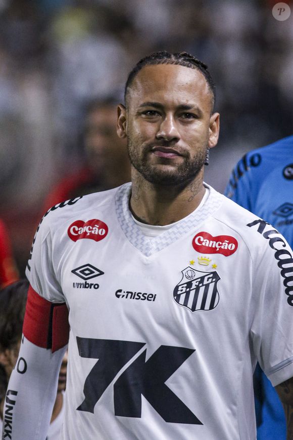Neymar foi diagnosticado com um edema na coxa, segundo um relato do Santos à CBF