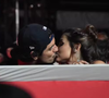 Gabriel Medina troca beijos apaixonados com Isabella Arantes, do 'Domingo Legal', durante show de Jorge e Mateus
