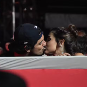 Gabriel Medina troca beijos apaixonados com Isabella Arantes, do 'Domingo Legal', durante show de Jorge e Mateus