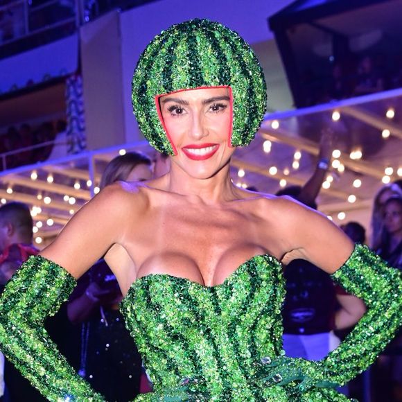 Deborah Secco se vestiu de melancia para o Carnaval do Rio de Janeiro