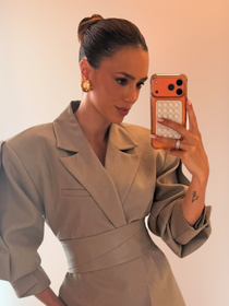 Ouro no pé: o novo New Balance cor de taça da Copa é o tênis esportivo elegante, com cara de milionária, que promete rejuvenescer seus looks de 2026