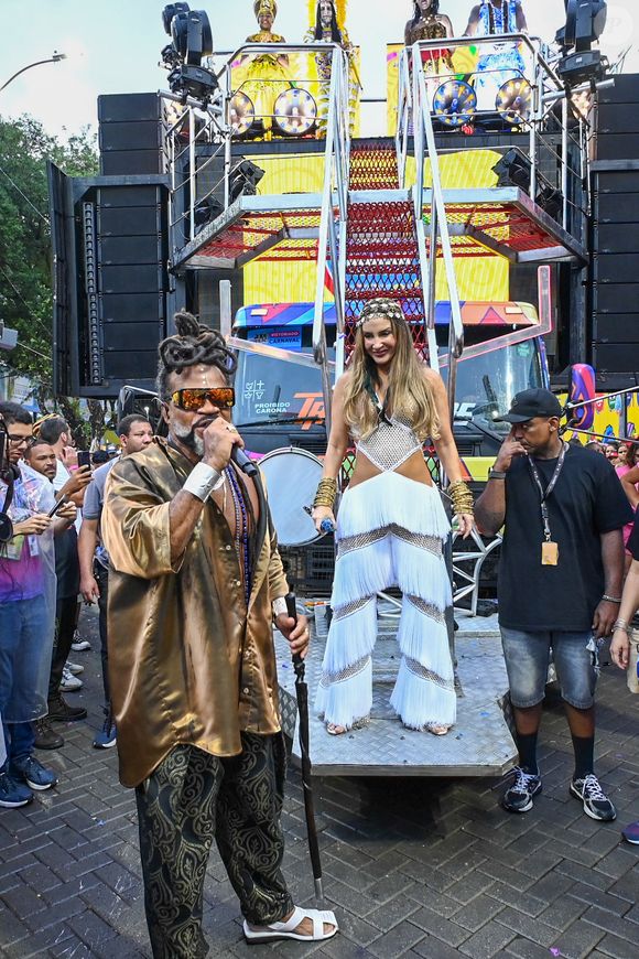 Carnaval tenso: Claudia Leitte recebe vaias e apoio ao ser anunciada por Carlinhos Brown.