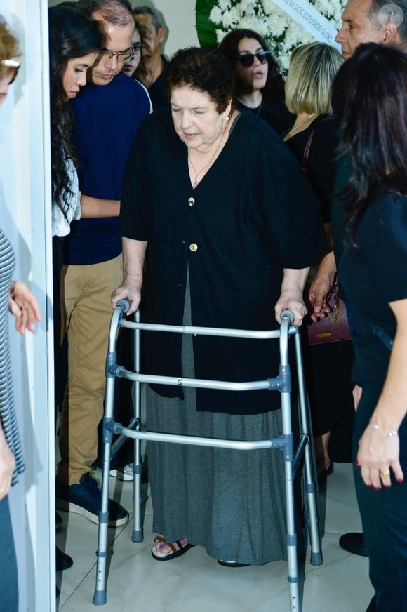 Viúva de Gerson Brenner, Marta Mendonça precisou de andador para deixar o velório do ator