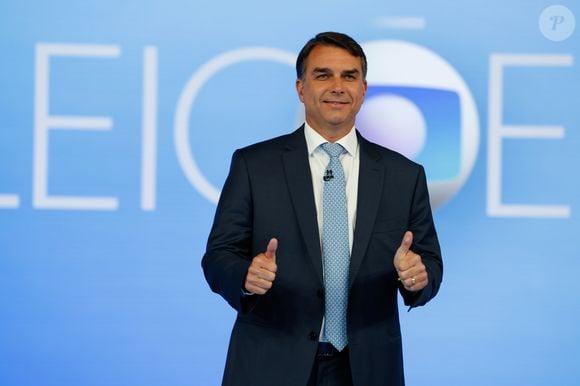 Antes da suposta fuga, Flávio Bolsonaro foi intimado pelo ministro Alexandre de Moraes, do Supremo Tribunal Federal (STF), a entregar seus passaportes comum e diplomático à Polícia Federal. Desta forma, ele está proibido de deixar o Brasil