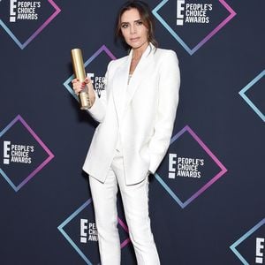 Victoria Beckham retirou os implantes parcialmente em 2009 e, em 2011, se livrou completamente das próteses, buscando uma aparência mais natural