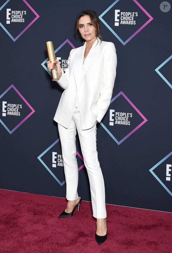 Victoria Beckham retirou os implantes parcialmente em 2009 e, em 2011, se livrou completamente das próteses, buscando uma aparência mais natural