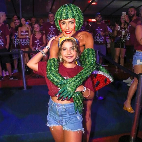 Deborah Secco levou a filha, Maria Flor, para a Sapucaí