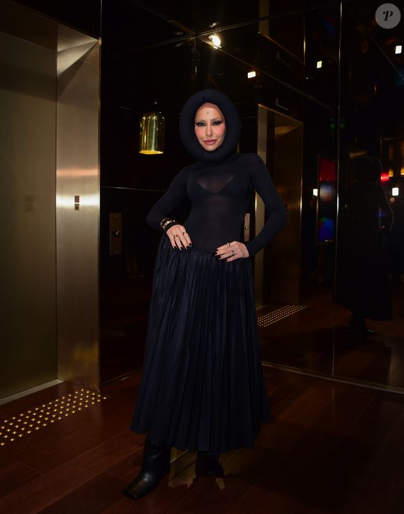 Sabrina Sato usou acessório diferente na cabeça em look all-black em São Paulo