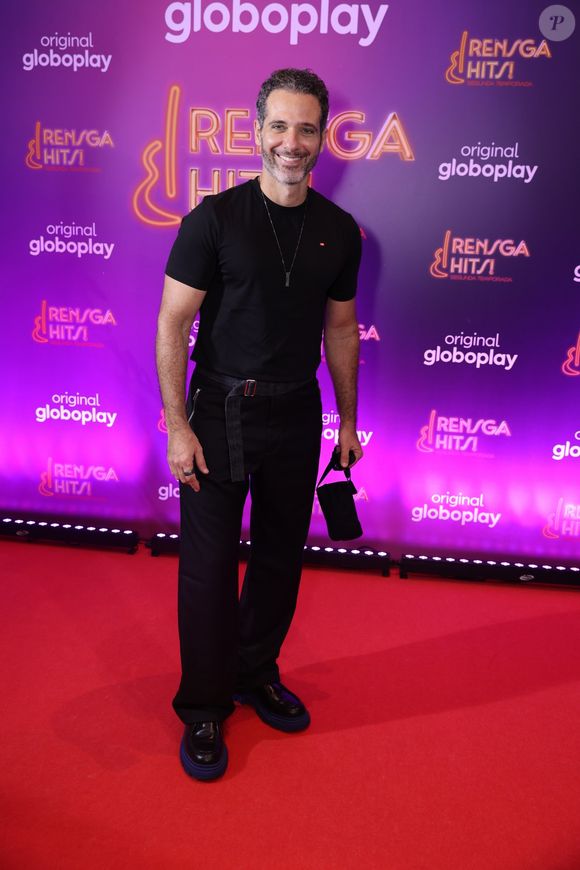 Mouhamed Harfouch escolheu look all black para lançar a nova temporada da série 'Rensga Hits'