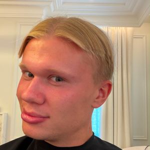 Transformação de Haaland: o atacante norueguês trocou os longos cabelos loiros por um corte curto e completamente diferente de seu visual mais conhecido