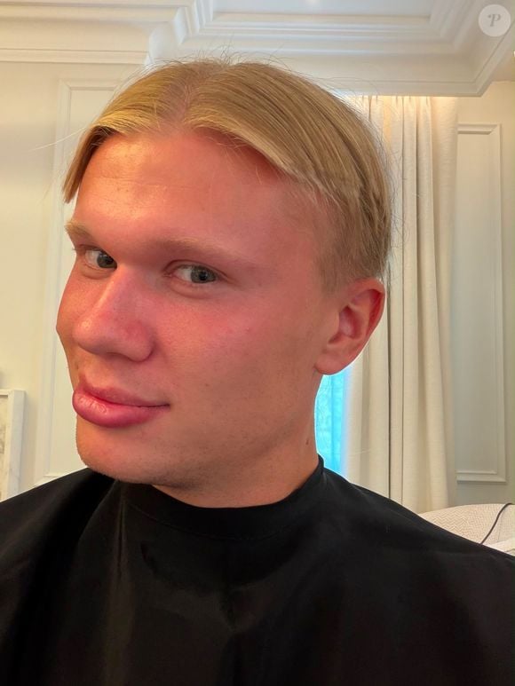 Transformação de Haaland: o atacante norueguês trocou os longos cabelos loiros por um corte curto e completamente diferente de seu visual mais conhecido
