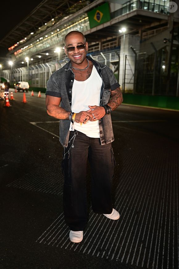 The Town 2025: ex-BBB Cezar Black apostou em um conjunto jeans com uma regata branca básica