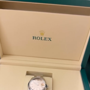 Em suas redes sociais, Margareth Serrão mostrou ter ganhado um relógio da marca Rolex