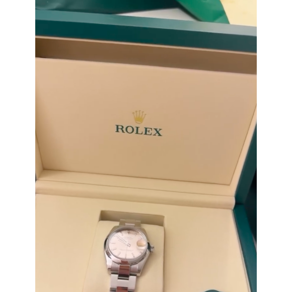 Em suas redes sociais, Margareth Serrão mostrou ter ganhado um relógio da marca Rolex