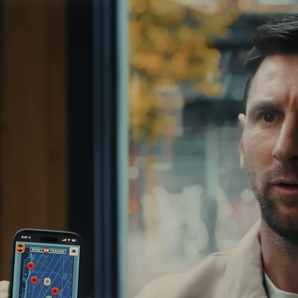 O encontro entre Tom Holland e Lionel Messi em uma campanha da Marvel voltou a repercutir após o ator revelar o motivo que pode ter levado o craque argentino a aceitar participar do comercial