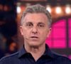 Em 2011, notícias sobre a futura casa de Luciano Huck apontavam a existência de boate, cinema, heliponto e dezenas de cômodos. O apresentador negou as informações e classificou a publicação como uma 'nota equivocada', afirmando que a residência 'não é um palácio'