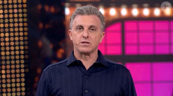 Em 2011, notícias sobre a futura casa de Luciano Huck apontavam a existência de boate, cinema, heliponto e dezenas de cômodos. O apresentador negou as informações e classificou a publicação como uma 'nota equivocada', afirmando que a residência 'não é um palácio'