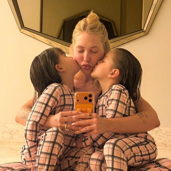 "Noite das garotassss. Minhas parceirinhas pro resto da vida!! Obrigada Deus", escreveu Virgínia na legenda de fotos que aparece com Maria Alice e Maria Flor