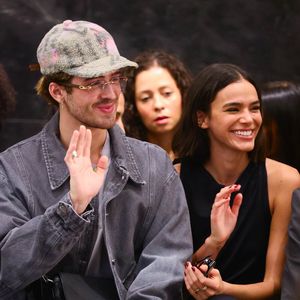 Bruna Marquezine e João Guilherme foram em grupos diferentes para o Circo Voador curtir show de Marina Senna