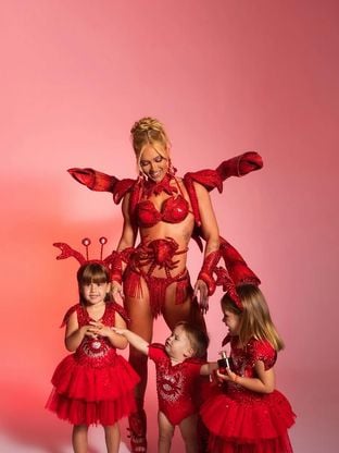 Virgínia combina fantasia com filhos para ensaio de Carnaval. Fotos!