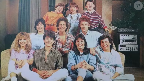 Carlos Pedevilla junto ao elenco de Clave do Sol