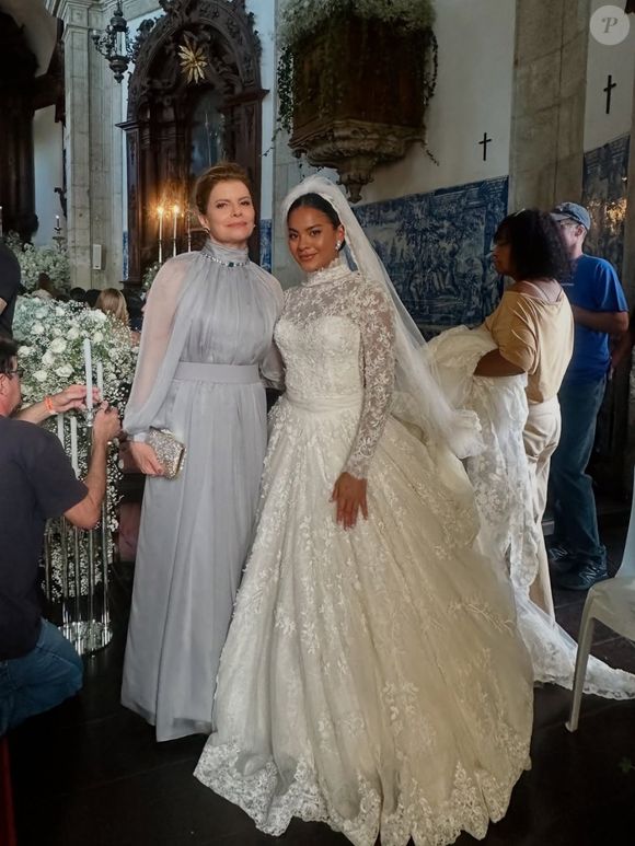 A peça, feita com renda francesa, caimento impecável e acabamento 100% artesanal, traduz o DNA do estilista e reforça a imponência da personagem no enredo.