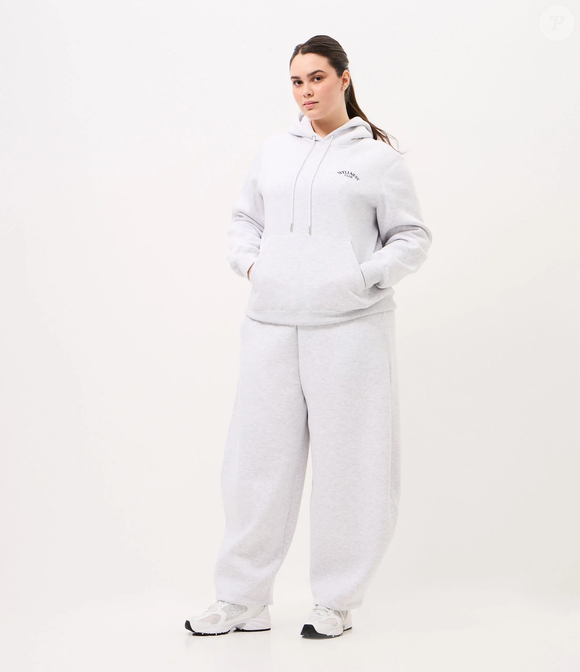 Moletom cinza, calça jeans e tênis bordô: a combinação reúne peças versáteis para diferentes compromissos do dia a dia. O modelo com capuz da Renner custa R$ 159,90 e pode ser usado com os On Running Cloud 6, que acrescentam um toque de cor à produção
