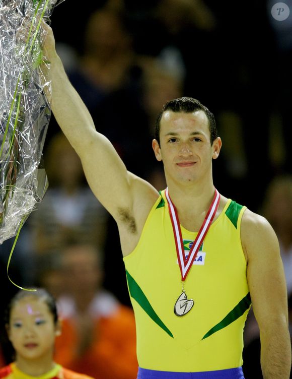 Visual de Diego Hypólito mudou consideravelmente ao longo das duas últimas décadas