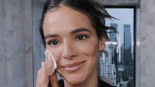 O creme em embalagem azul da Nivea é o primer perfeito para manter o corretivo na área dos olhos no lugar