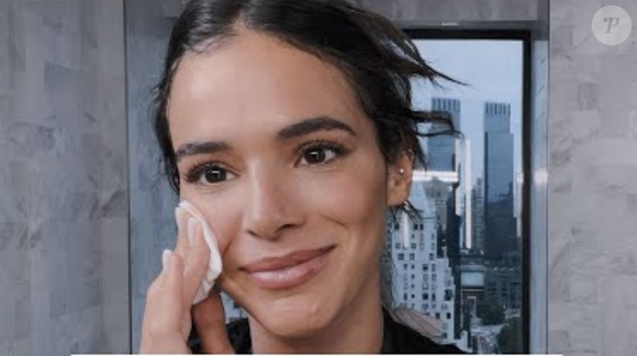 O creme em embalagem azul da Nivea é o primer perfeito para manter o corretivo na área dos olhos no lugar