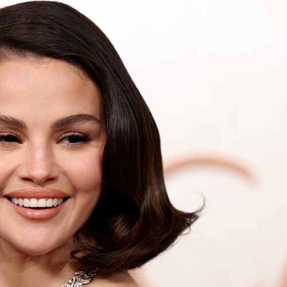 Selena Gomez destacou os lábios no Oscar 2025.