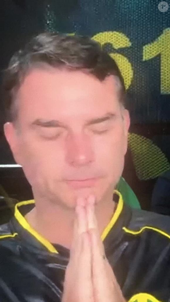 Flávio Bolsonaro convocou uma vigília em frente ao condomínio do pai, um dos motivos determinantes para a prisão preventiva do ex-presidente