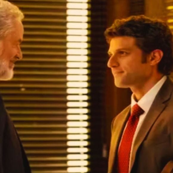 Ademir (Dan Stulbach) tem relação conflituosa com Pedro (Chay Suede)