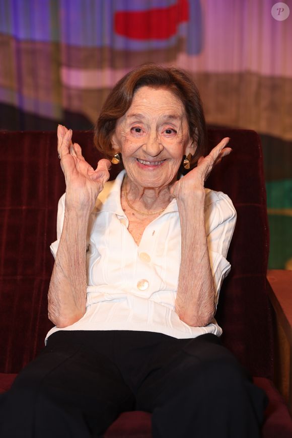 Laura Cardoso está caminhando para os 98 anos - nasceu em setembro de 1927