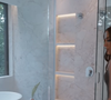 Mansão de Anitta tem aspecto claro, como em um dos banheiros com cores transparentes
