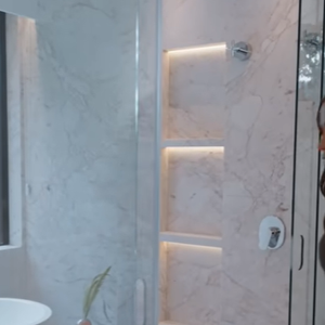 Mansão de Anitta tem aspecto claro, como em um dos banheiros com cores transparentes