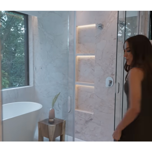Mansão de Anitta tem aspecto claro, como em um dos banheiros com cores transparentes