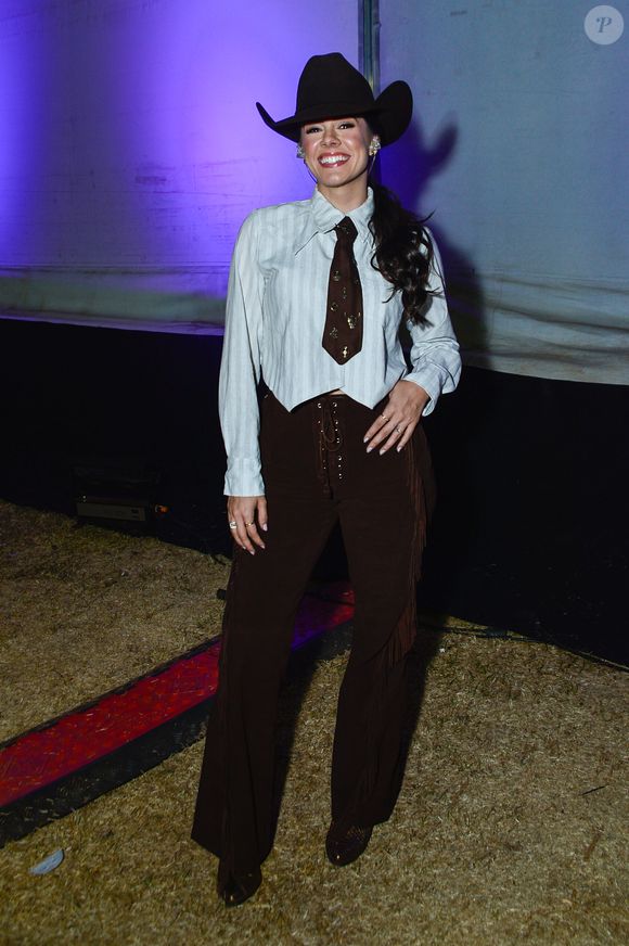 Festa do Peão de Barretos 2025: Mariana Fabri escolheu um look elegante com gravata e chapéu